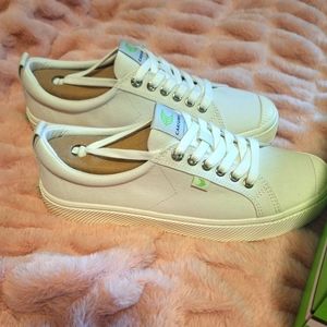 White Canvis SNEAKERS